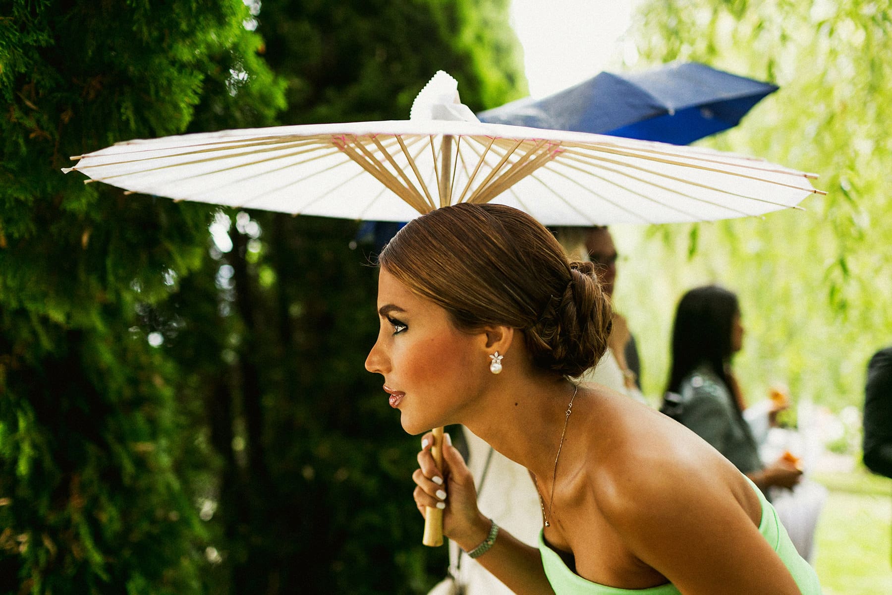 Guest under a wedding parasol